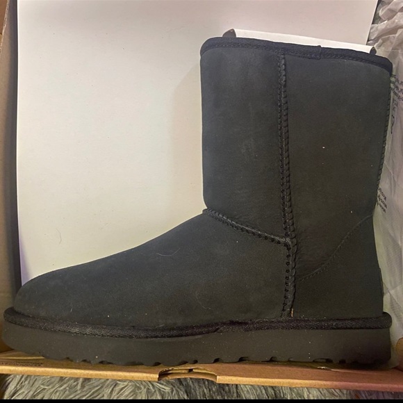SOLD ‼️ Classic Short II Ugg Boots - Picture 2 of 5